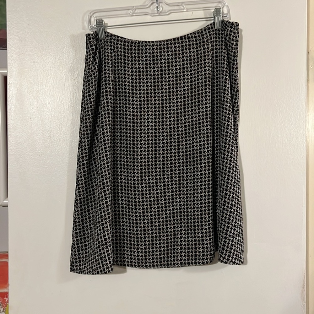 Talbots pure silk black/cream lined skirt. Hidden side zip closure. - Picture 4 of 8